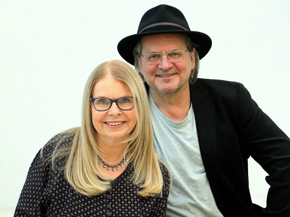 Postfolkloras
grupas “Iļģi” dibinātāji mūziķe un folkloriste Ilga Reizniece un aizrautīgais kokles spēles meistars Māris
Muktupāvels.