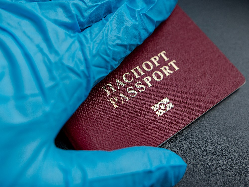 Visiem Latvijā dzīvojošajiem cilvēkiem ir iespēja naturalizēties un kļūt par Latvijas pilsoņiem, un atsacīties no Krievijas un Baltkrievijas pilsonības.