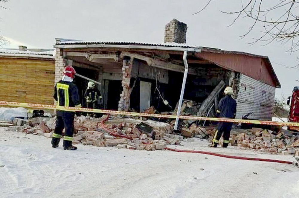 Pēc sprādziena sabrukusi vienstāva ēkas daļa.