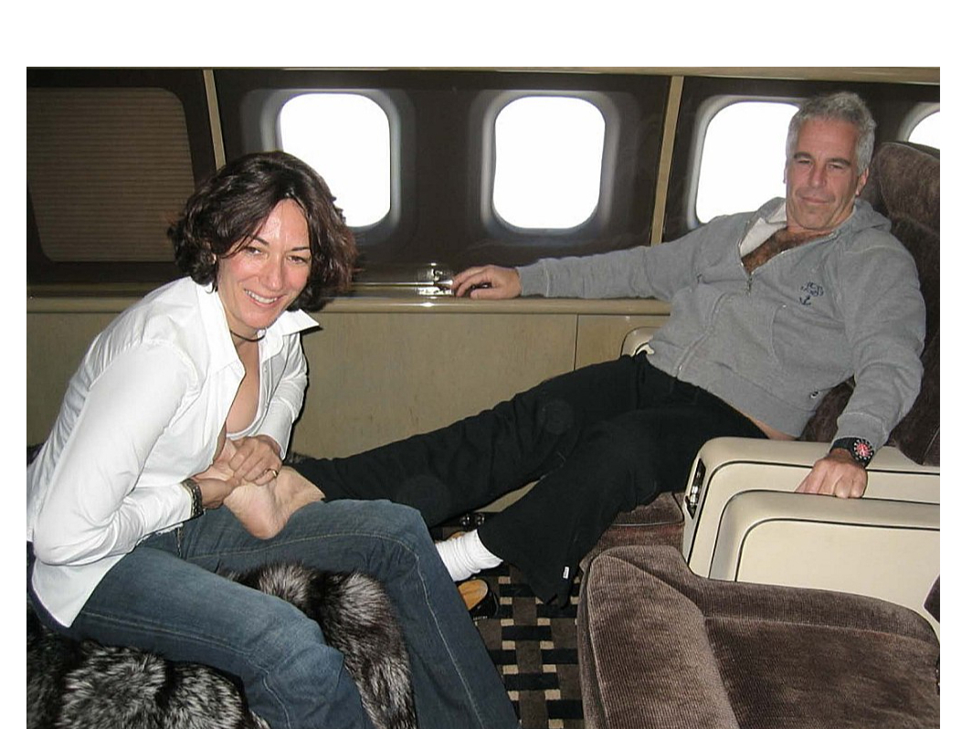 Džefrijs Epstīns ar savu galveno sabiedroto Žisleinu Maksvelu viņa privātajā lidmašīnā. Šo fotogrāfiju, kuras uzņemšanas datums nav zināms, FIB atrada reida laikā Epstīna savrupmājā. Tā tika pievienota pierādījumiem 2021. gadā, kad tiesāja Žisleinu Maksvelu.