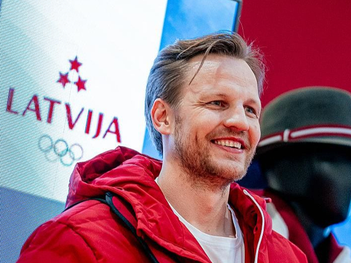 Ralfs Freibergs pirms savām trešajām olimpiskajām spēlēm iejuties modeļa ādā, demonstrējot Latvijas olimpiskās komandas sporta un brīvā laika apģērbu.