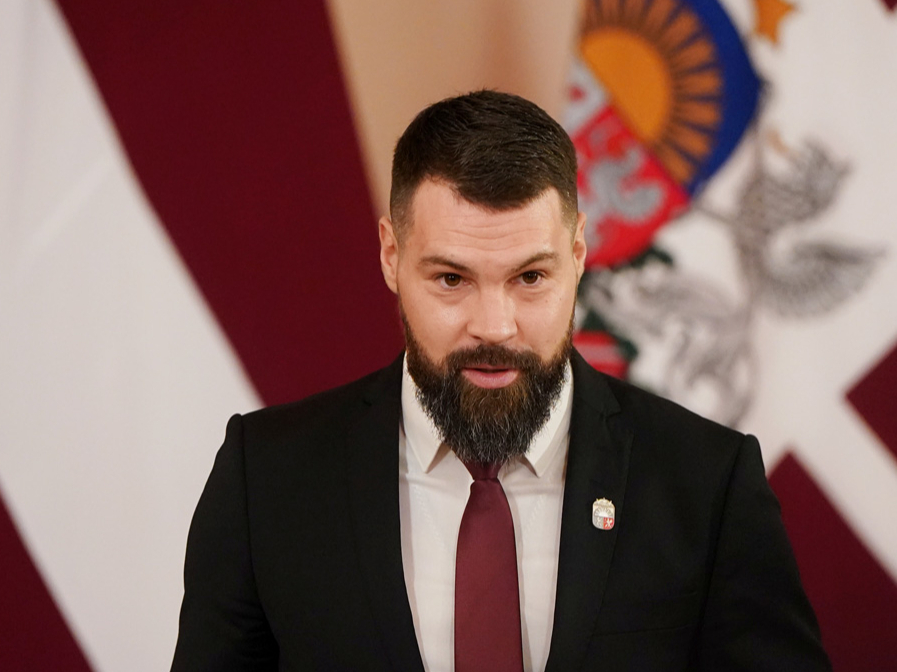 Latvijas delegācijas vecākais sportists, hokeja izlases kapteinis
Kaspars Daugaviņš (37) var lepoties ne tikai ar hokeja trofejām,
bet arī pērn saņemto Triju Zvaigžņu ordeni. Viņš un Dženifera
Ģērmane ir Latvijas karognesēji olimpisko spēļu atklāšanā.