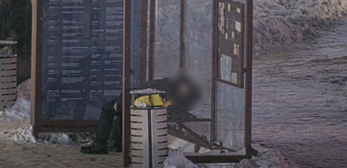 Pieturā aizmidzis vīrietis.