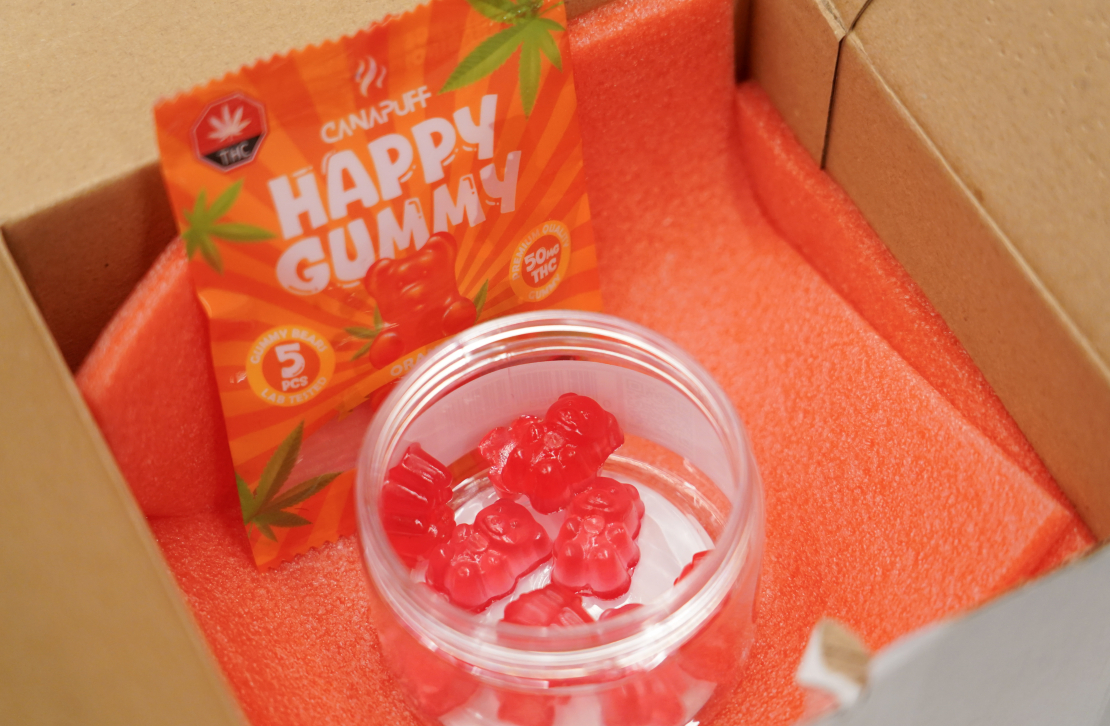 Produktu paraugi preses konferences laikā, kurā Nodokļu un muitas policijas priekšnieks informē par strauji pieaugošu un bīstamu narkotisko vielu patēriņa tendenci jauniešu vidū.