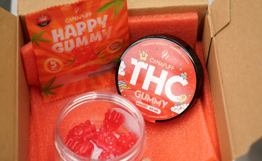 Produktu paraugi preses konferences laikā, kurā Nodokļu un muitas policijas priekšnieks informē par strauji pieaugošu un bīstamu narkotisko vielu patēriņa tendenci jauniešu vidū.