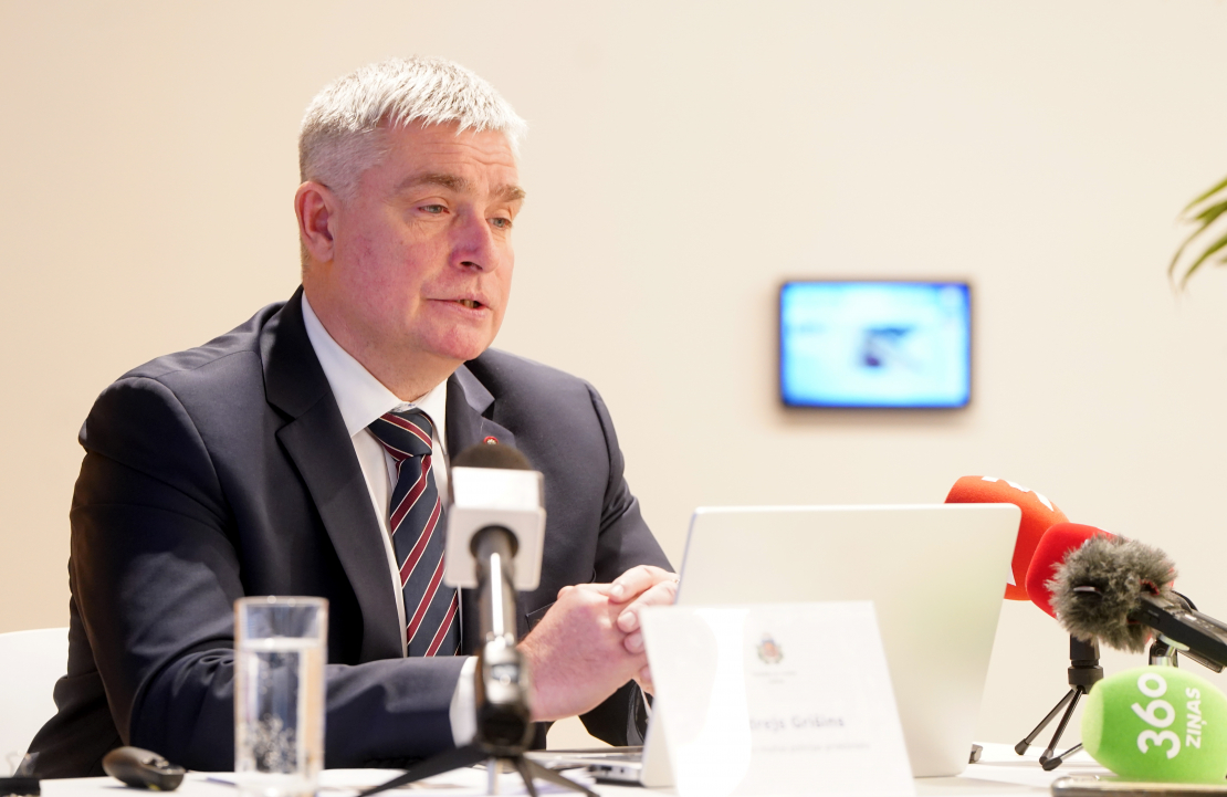 Nodokļu un muitas policijas priekšnieks Andrejs Grišins piedalās preses konferencē, kurā informē par strauji pieaugošu un bīstamu narkotisko vielu patēriņa tendenci jauniešu vidū.