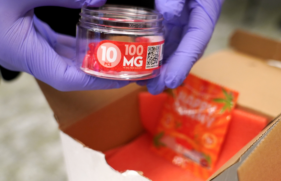 Produktu paraugi preses konferences laikā, kurā Nodokļu un muitas policijas priekšnieks informē par strauji pieaugošu un bīstamu narkotisko vielu patēriņa tendenci jauniešu vidū.