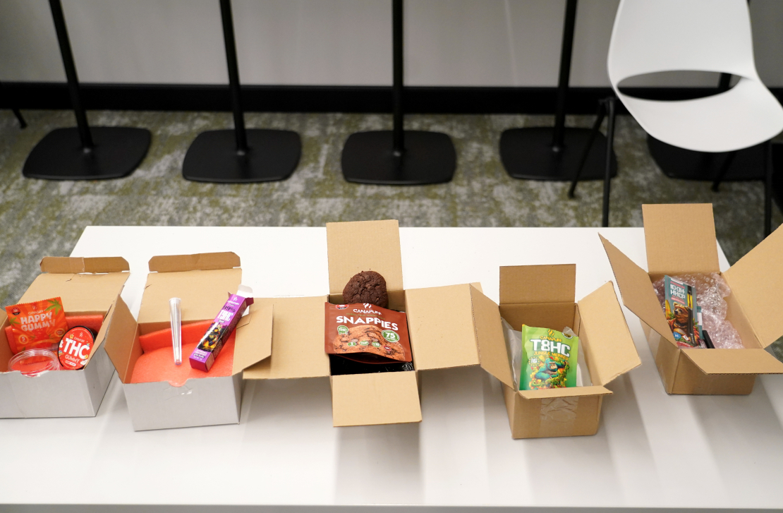 Produktu paraugi preses konferences laikā, kurā Nodokļu un muitas policijas priekšnieks informē par strauji pieaugošu un bīstamu narkotisko vielu patēriņa tendenci jauniešu vidū.