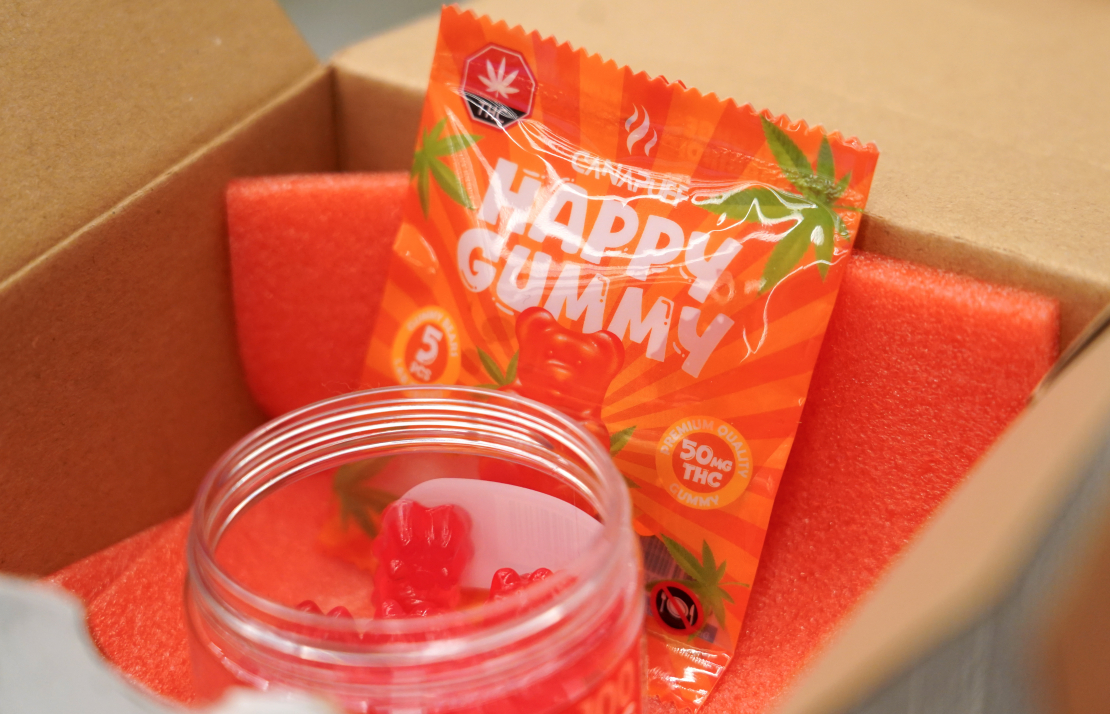 Produktu paraugi preses konferences laikā, kurā Nodokļu un muitas policijas priekšnieks informē par strauji pieaugošu un bīstamu narkotisko vielu patēriņa tendenci jauniešu vidū.