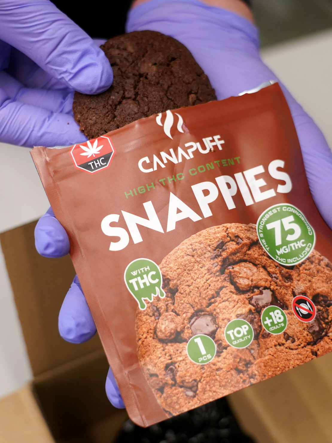 Produktu paraugi preses konferences laikā, kurā Nodokļu un muitas policijas priekšnieks informē par strauji pieaugošu un bīstamu narkotisko vielu patēriņa tendenci jauniešu vidū.