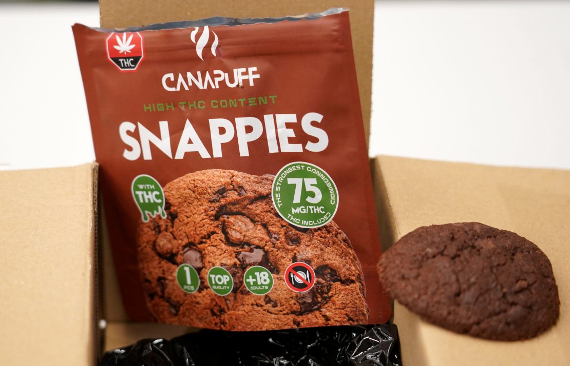 Produktu paraugi preses konferences laikā, kurā Nodokļu un muitas policijas priekšnieks informē par strauji pieaugošu un bīstamu narkotisko vielu patēriņa tendenci jauniešu vidū.