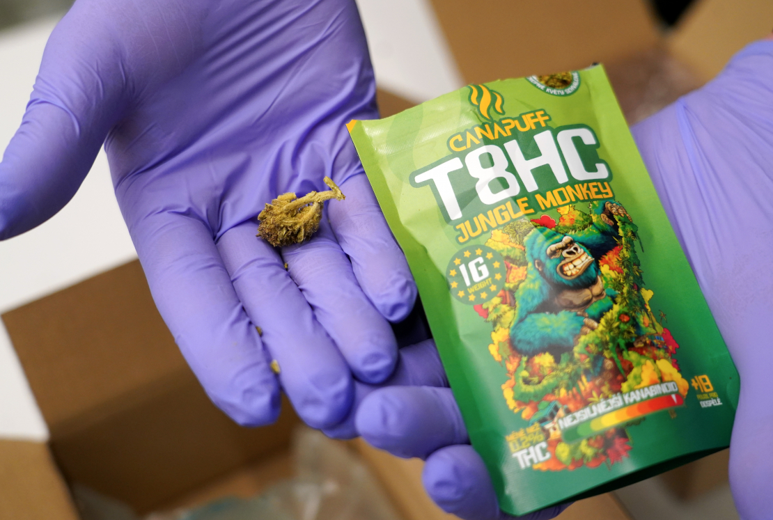 Produktu paraugi preses konferences laikā, kurā Nodokļu un muitas policijas priekšnieks informē par strauji pieaugošu un bīstamu narkotisko vielu patēriņa tendenci jauniešu vidū.