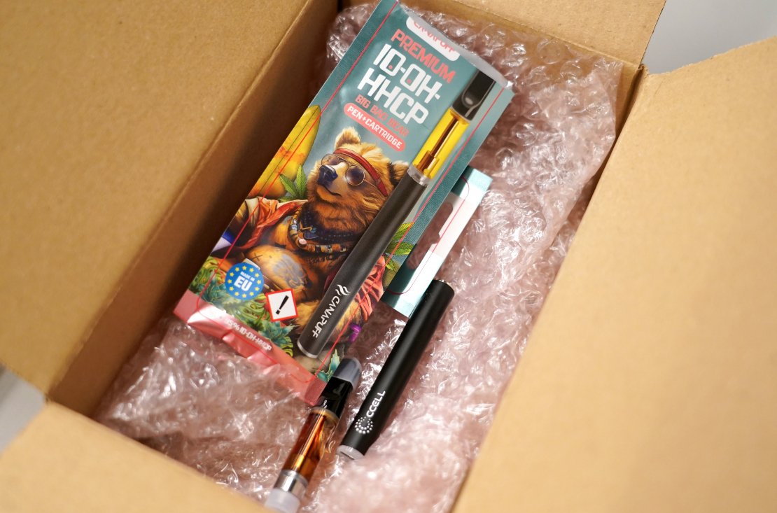 Produktu paraugi preses konferences laikā, kurā Nodokļu un muitas policijas priekšnieks informē par strauji pieaugošu un bīstamu narkotisko vielu patēriņa tendenci jauniešu vidū.