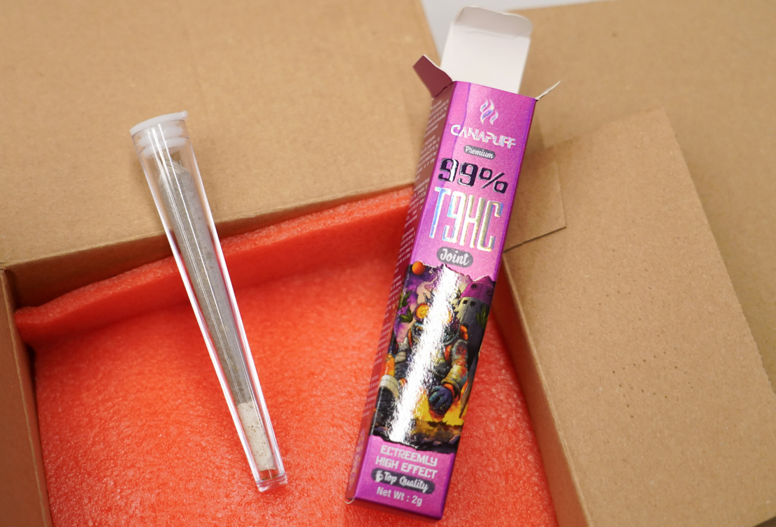 Produktu paraugi preses konferences laikā, kurā Nodokļu un muitas policijas priekšnieks informē par strauji pieaugošu un bīstamu narkotisko vielu patēriņa tendenci jauniešu vidū.