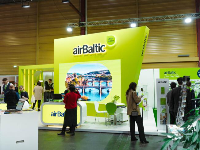 "airBaltic" stendā.