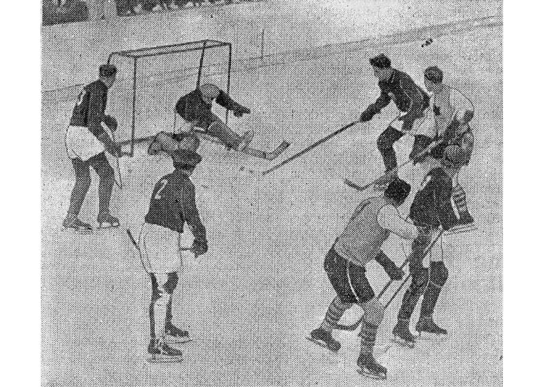 Latvijas–Kanādas spēles moments pie latviešu vārtiem.