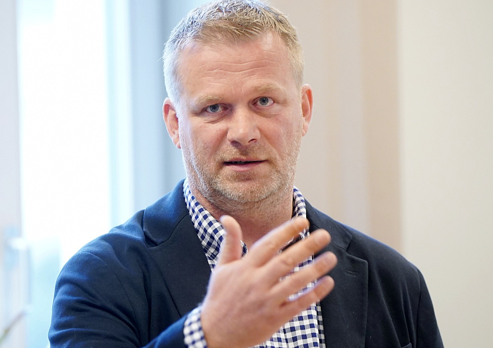 Eiropas Parlamenta deputāts Reinis Pozņaks uzskata, ka apstiprinātais ziņojums kalpos kā stratēģisks ceļvedis, lai palīdzētu ES efektīvi reaģēt uz pieaugošajiem dronu kara draudiem.