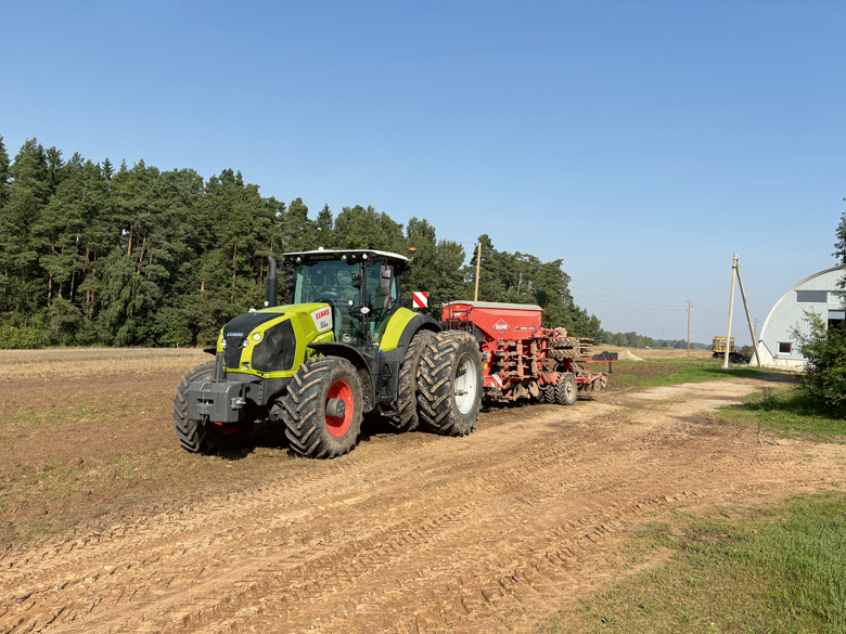Traktors uz lauka. Ilustratīvs attēls.