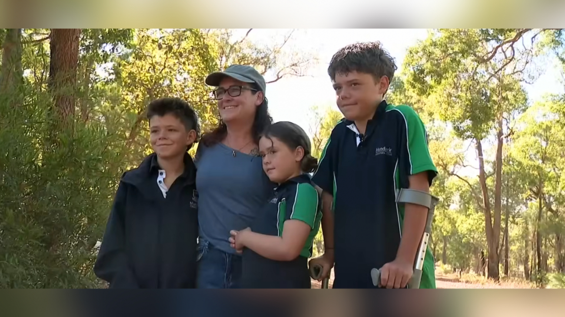 Ostins Apelbijs (no labās) un viņa ģimene.