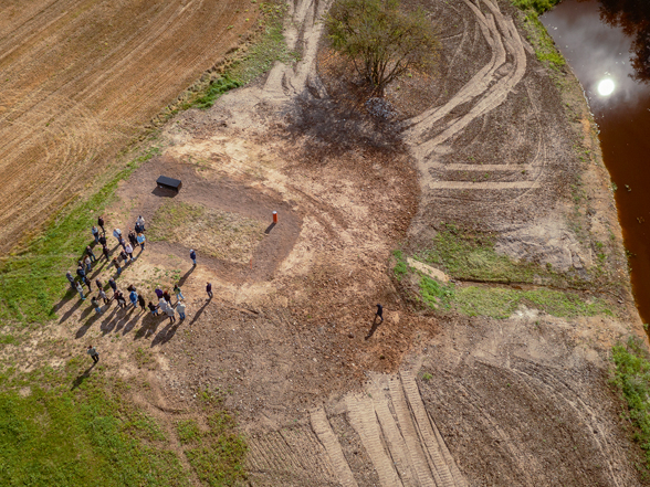 Bioreaktors ir ar ūdensnecaurlaidīgu materiālu izklāta tranšeja, kurā iebērta šķelda, kas pārklāta ar ģeotekstilu un plānu melnzemes kārtu, tā kalpojot ūdens attīrīšanai.
