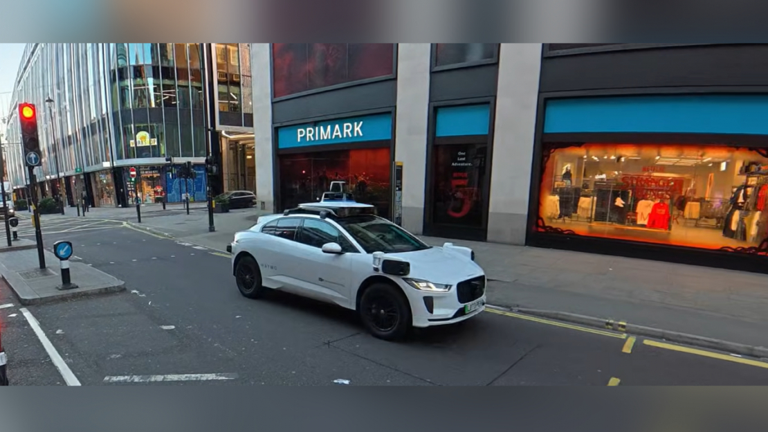 Uzņēmuma "Waymo" automašīna Londonas satiksmē.