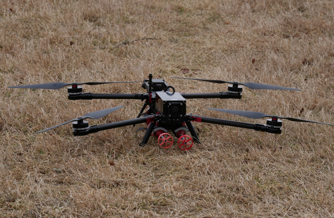 Bezpilota gaisa kuģis SIA "Origin Robotics" testa lidojumu poligonā.