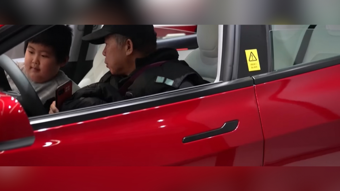 Slēptais auto durvju rokturis.