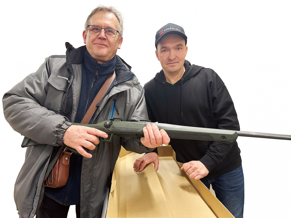 Uzvarētājs Jānis Kalniņš un SIA "Ieroči" pārstāvis.