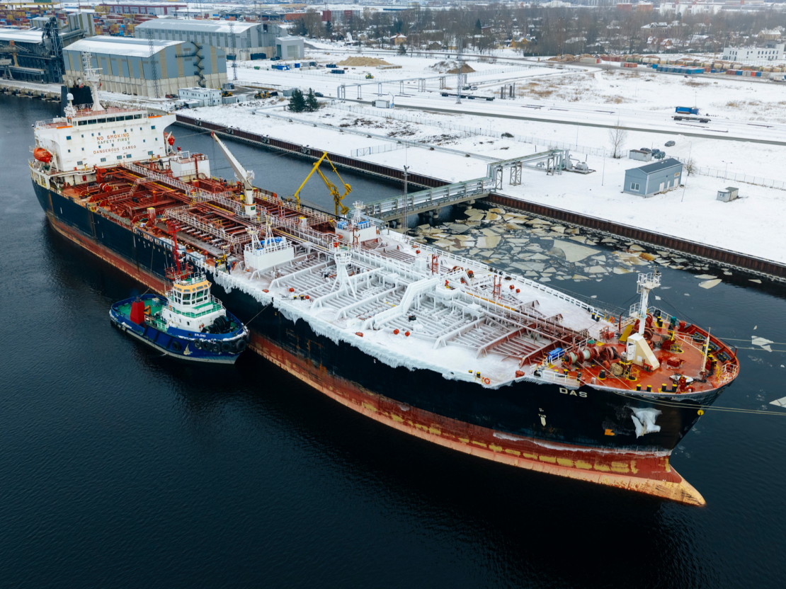 Naftas produktu tankkuģis Rīgas ostā.