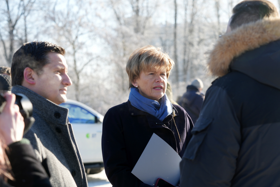 Ekonomikas ministrijas parlamentārais sekretārs Jurģis Miezainis (no kreisās), ārlietu ministre Baiba Braže un Ukrainas vēstnieka vietnieks Latvijā Jurijs Zaharčuks piedalās labdarības akcijas "Siltums Ukrainai no Latvijas" atklāšanas pasākumā pie Rīgas Kongresu nama, kurā Latvijas iedzīvotāji un uzņēmumi aicināti ziedot Ukrainas enerģētikas nozares atbalstam Krievijas iznīcinātās enerģētikas apstākļos.