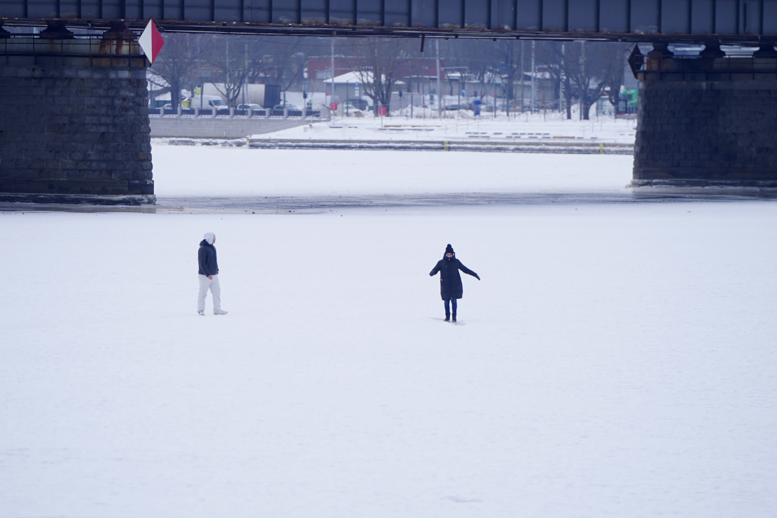 Cilvēki uz Daugavas ledus.