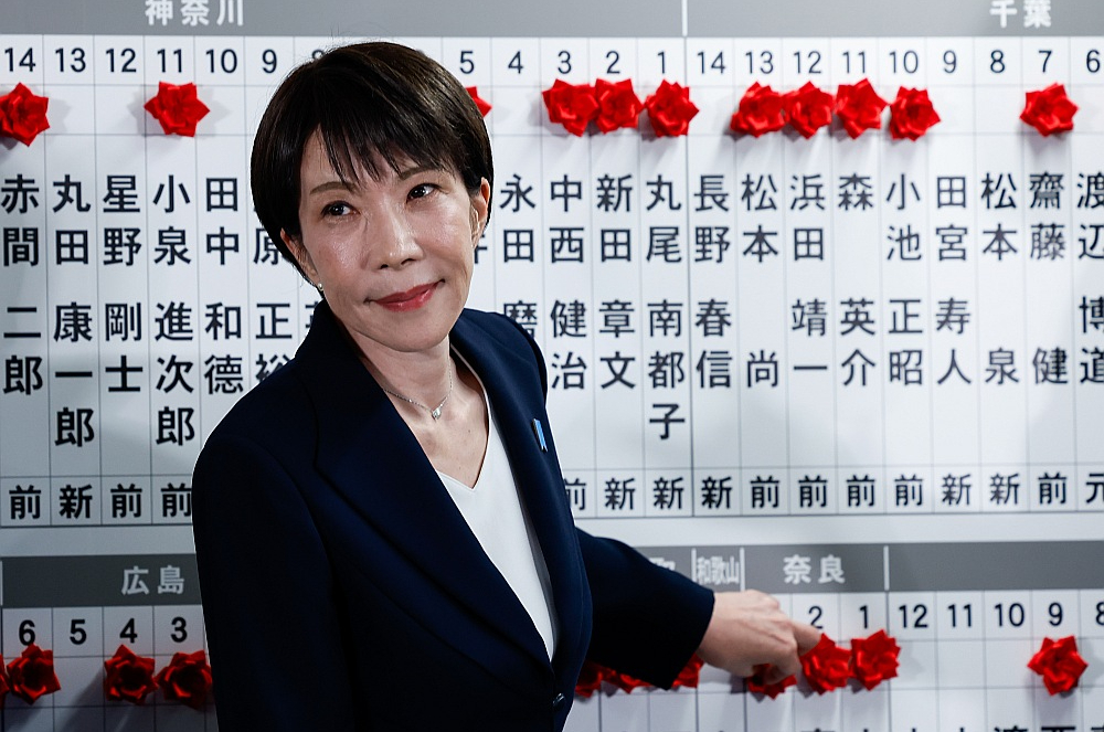 Japānas premjerministre Sanaje Takaiči vēlēšanu naktī valdošās Liberāldemokrātiskās partijas birojā Tokijā, atzīmējot parlamenta vēlēšanās uzvarējušos kandidātus.