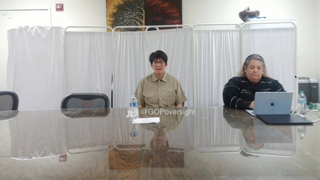 Gilēna Maksvela sniedz liecības izmeklēšanā par Džefriju Epstīnu.