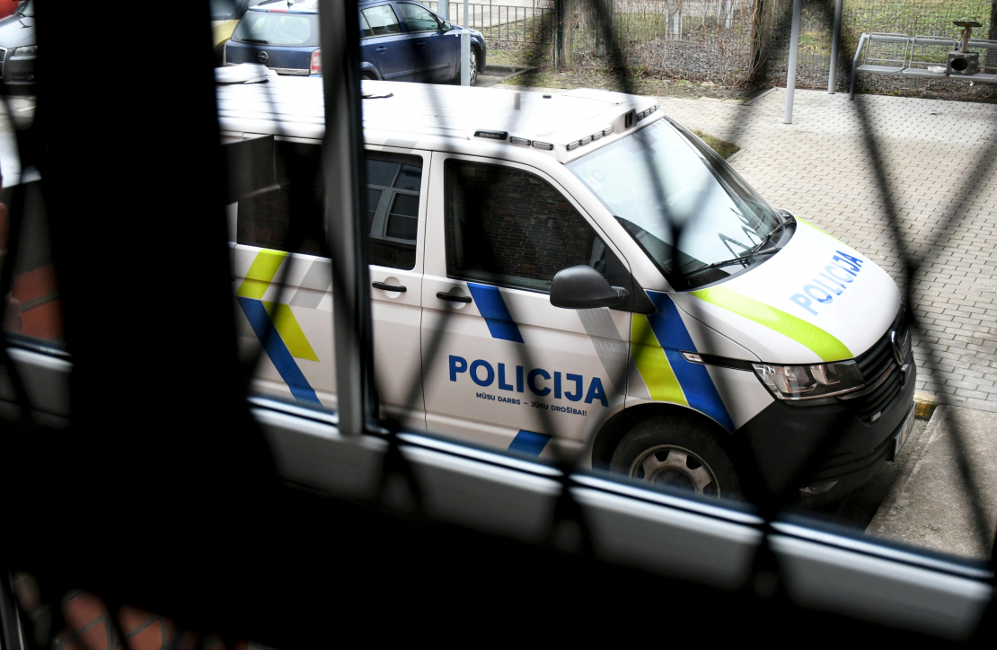Valsts policijas dienesta automašīna pie Latgales rajona tiesas Daugavpilī.