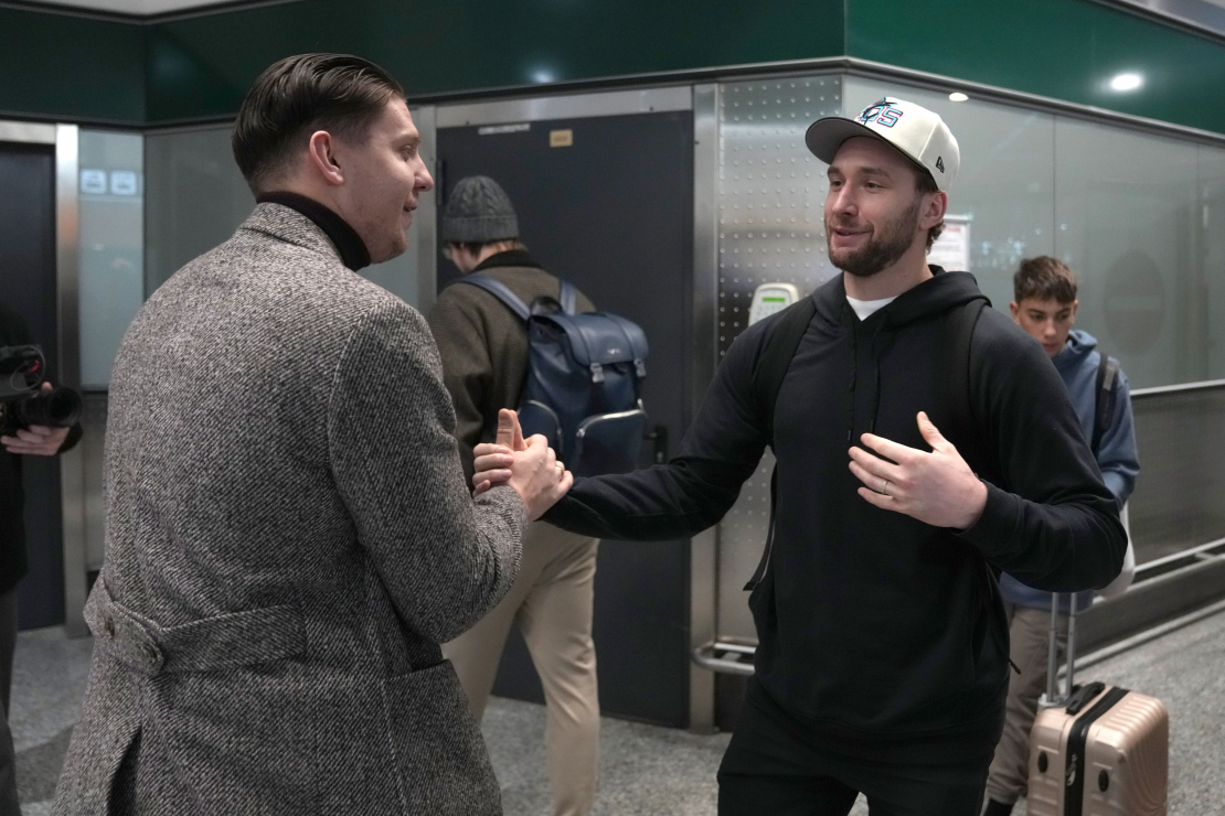 Latvijas hokeja izlases ģenerālmenedžeris Rūdolfs Kalvītis (no kreisās) sagaida Milānā Latvijas NHL hokeja spēlētāju Uvi Jāni Balinski uz 2026. gada Milānas un Kortīnas ziemas olimpiskajām spēlēm Itālijā.