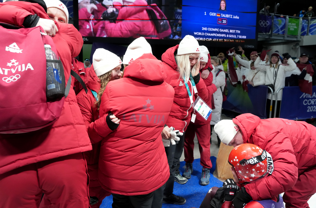Otrās vietas ieguvēja, kamaniņu braucēja Elīna Ieva Bota sacensībās sievietēm bobsleja, kamaniņu un skeletona trasē Kortīnā
