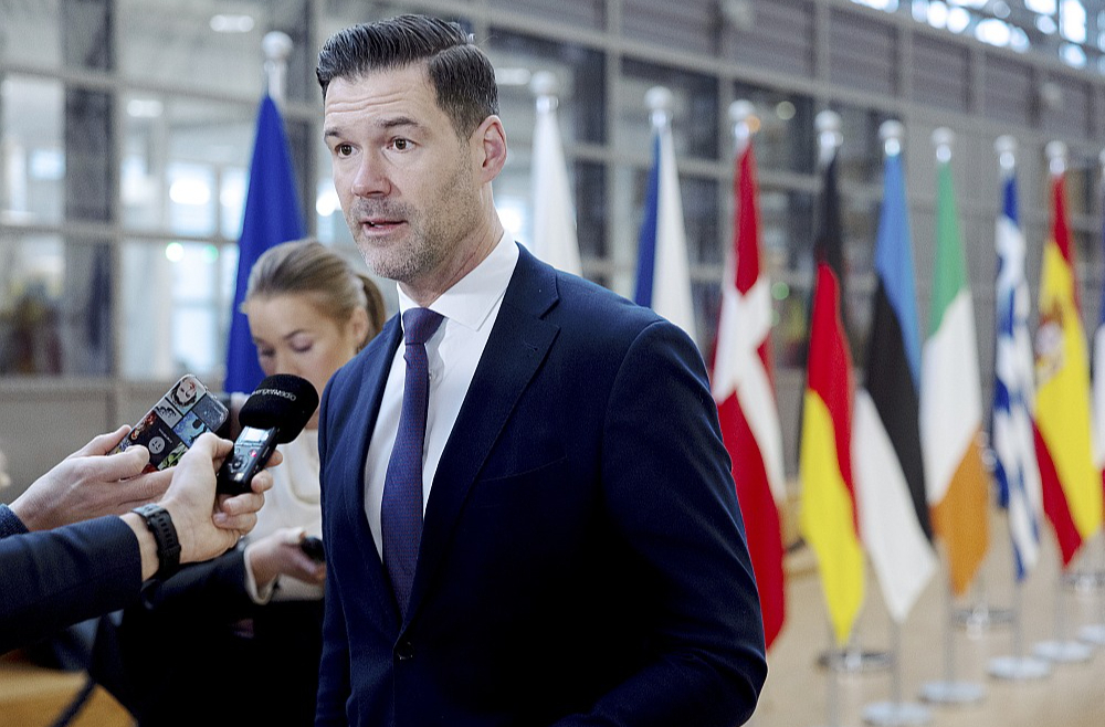 "Ja vēlaties kļūt par Zviedrijas pilsoni, šķiet prātīgi, ka jums jāzina, vai Zviedrija ir karaliste vai republika," jaunās naturalizācijas normas žurnālistiem šonedēļ komentēja Zviedrijas migrācijas lietu ministrs Juhans Foršels.