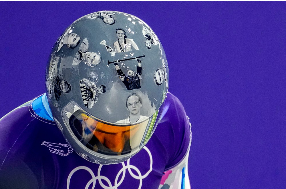 Ukraiņu skeletonists Vladislavs Heraskevičs un viņa ķivere, kas veltīta Krievijas noslepkavoto ukraiņu sportistu piemiņai.