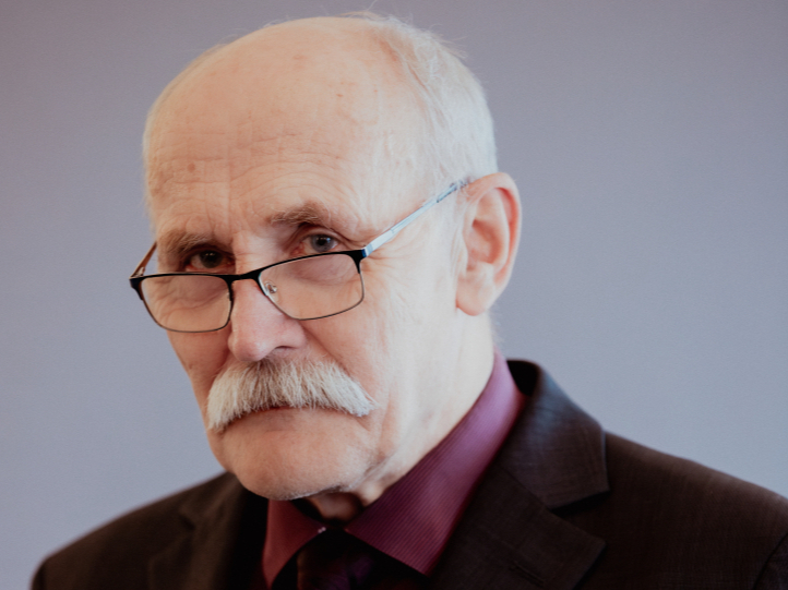 Mūža balvu par nozīmīgu ieguldījumu Latvijas literatūrā ekspertu komisija nolēmusi piešķirt tulkotājam Jānim Krastiņam.