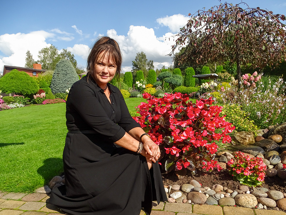 Ruta Sūniņa savā dārzā.