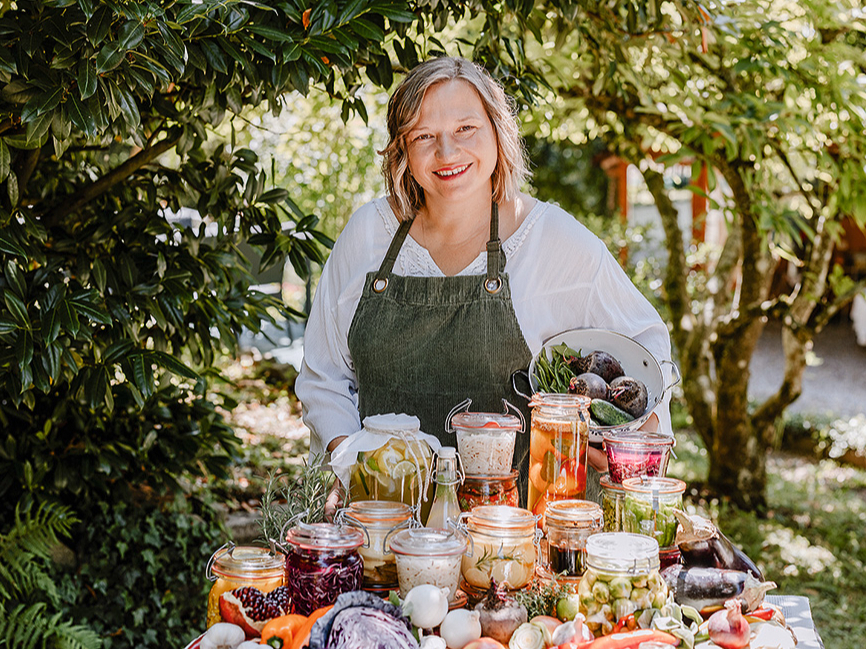 Skolas dibinātāja un fermentēšanas meistarklašu vadītāja Baiba Rudoviča.