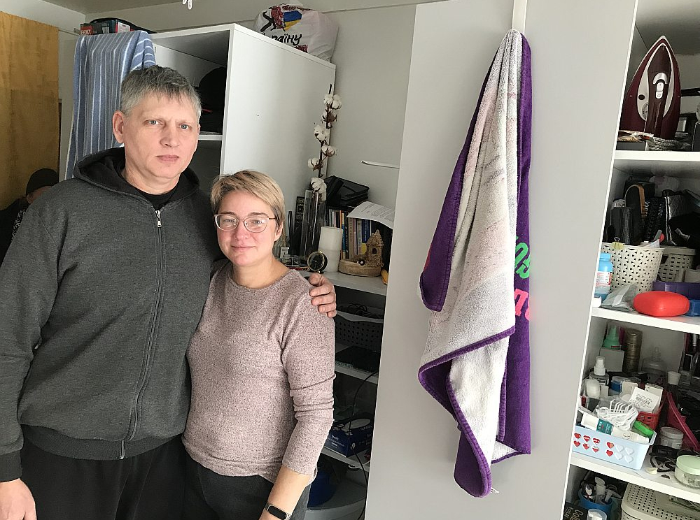 Anna un Dmitrijs Hostimeļā savā 13 kvadrātmetru istabiņā Polijas valdības sagādātajā moduļu mājā.