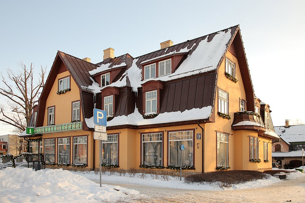 Kafejnīcā "Pie Zelta liepas" šobrīd neredz aicinošas gaismas, jo izsoles laikā darbinieki devušies brīvdienās.