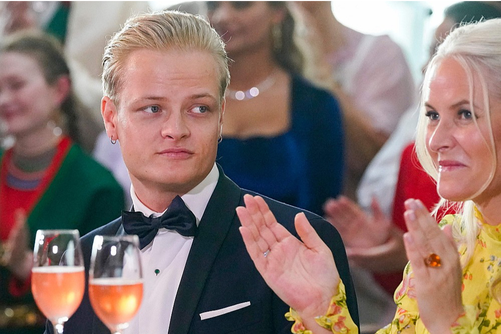 Māriuss Borgs Heibijs kopā ar māti, Norvēģijas kroņprincesi Meti Māritu 2022. gadā.