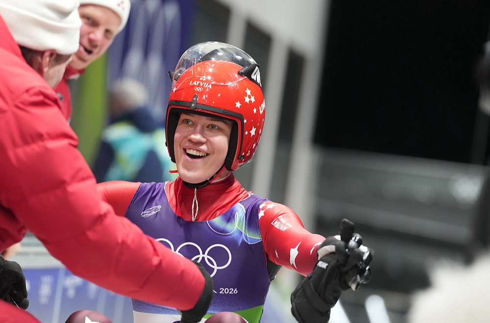 Elīnu Botu ar olimpisko sudrabu pirmais pēc finiša sveic dzīvesbiedrs Mārtiņš Bots.