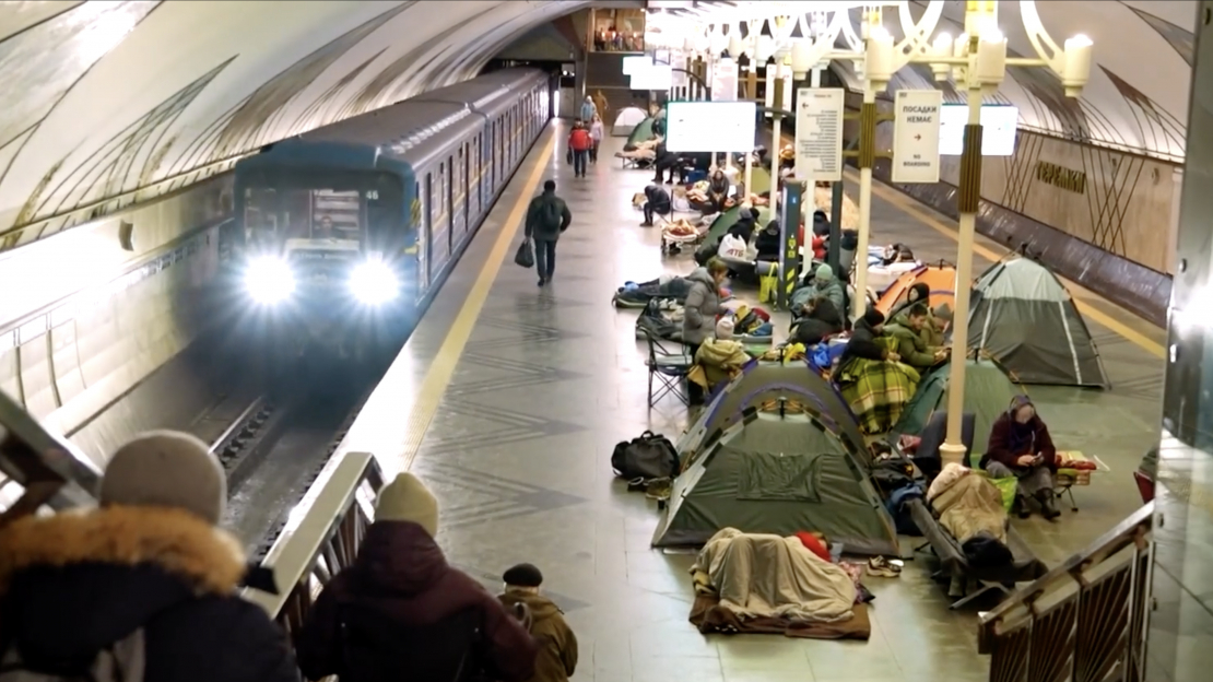 Smagā situācija Kijivā liek iedzīvotājiem meklēt patvērumu metro stacijās, kur uzslietas teltis.