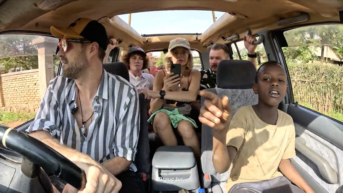 Zēns, vārdā Evzi, pievienojas braucienam kā gids.