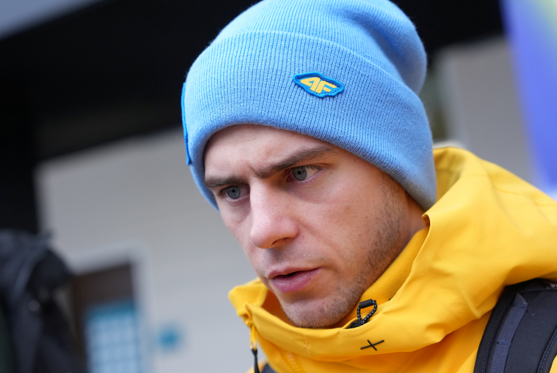 Ukrainas skeletonists Vladislavs Heraskevičs skeletona trasē Kortīnā piedalās preses brīfingā pēc Starptautiskās Olimpiskās komitejas lēmuma diskvalificēt sportistu no 2026. gada Milānas un Kortīnas ziemas olimpiskajām spēlēm Itālijā, kur sportists atteicās mainīt ķiveri, uz kuras attēloti vairāk nekā 20 ukraiņu sportisti un treneri, kas nogalināti Krievijas uzsāktajā karā.