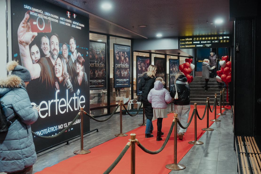 Melnās komēdijas "Perfektie" pirmizrāde.