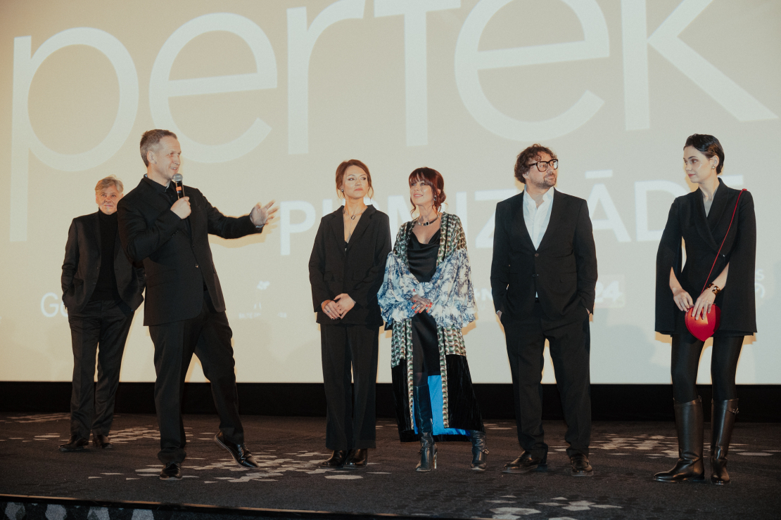 Melnās komēdijas "Perfektie" pirmizrāde.